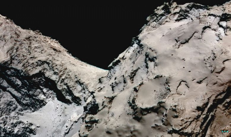 صورة زائفة اللون تُظهر منطقة هابي السلسة التي تربط رأس وجسم المذنب 67P / Churyumov-Gerasimenko.