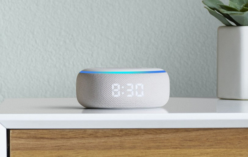 Amazon Echo Dot مع عقارب الساعة