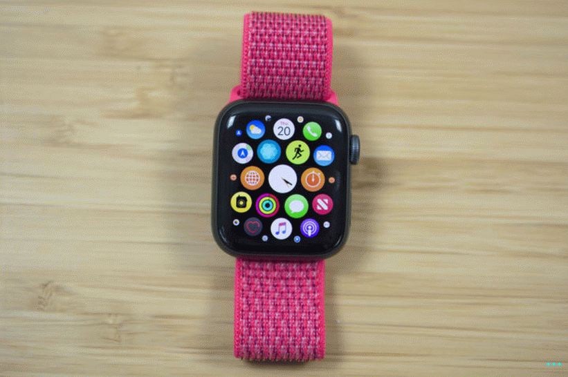 Apple Watch Series 4 على طاولة خشبية.