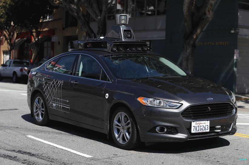 تقود سيارة Uber ذاتية القيادة في الشارع الخامس في 28 مارس 2017 في سان فرانسيسكو ، كاليفورنيا.