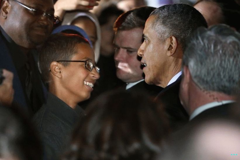 الرئيس آنذاك باراك أوباما يتحدث مع أحمد محمد البالغ من العمر 14 عامًا في البيت الأبيض في 19 أكتوبر 2015 في واشنطن العاصمة.