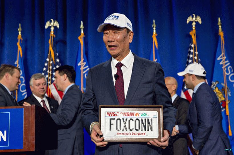الملياردير تيري غو ، رئيس مجموعة فوكسكون للتكنولوجيا ، يحمل