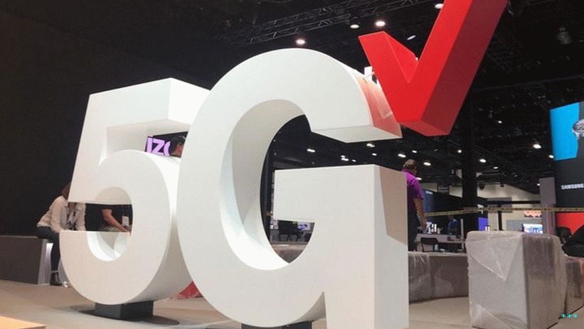 شعار Verizon 5G العملاق في قاعة المعرض.