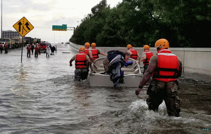 تحرك أفراد الحرس الوطني لجيش تكساس في شوارع هيوستن التي غمرتها الفيضانات حيث استمرت مياه الفيضانات من إعصار هارفي في الارتفاع في 28 أغسطس 2017. وتم استدعاء أكثر من 12000 من أفراد الحرس الوطني في تكساس لدعم السلطات المحلية ردًا على العاصفة.