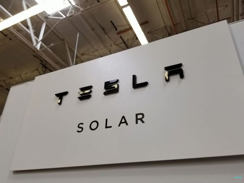 صورة عن قرب لشعار Tesla Solar ، أحد حلول توليد الطاقة الشمسية المنزلية التي تقدمها Tesla Motors ، سان رامون ، كاليفورنيا ، 28 مارس 2018. (تصوير مجموعة سميث / غادو / غيتي إيماجز)