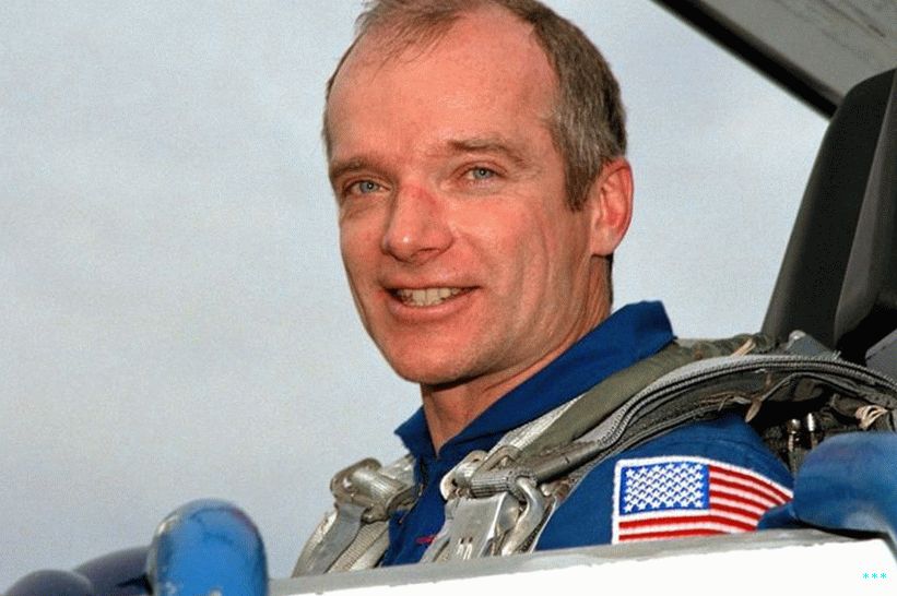 قائد المهمة STS-91 تشارلز ج. بريورت يعمل الآن مع شركة نورثروب جرومان.