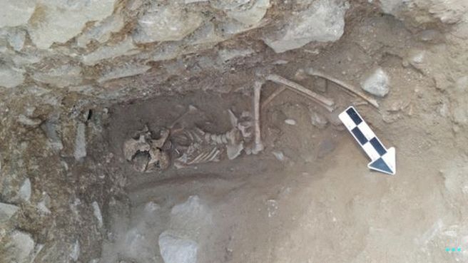 The child's skeleton was found lying on its side in a cemetery يعتقد سابقا أن يكون فقط للأطفال الرضع والأطفال الصغار.  